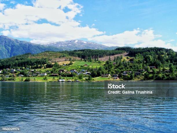 Foto de Paisagem Norueguesa Da Natureza Das Casas e mais fotos de stock de Aldeia - Aldeia, Azul, Beleza