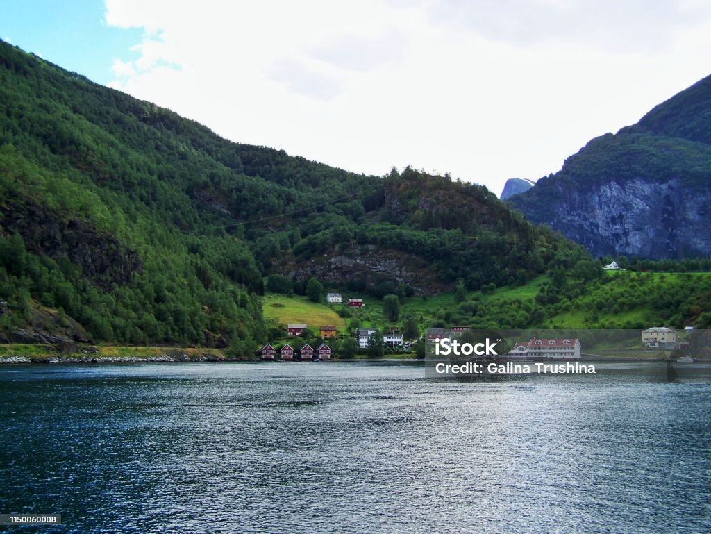 Paisagem norueguesa da natureza das casas - Foto de stock de Aldeia royalty-free