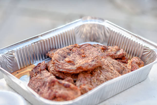 구운 쇠고기, 테이블에 뜨거운 바베 큐 고기. 가족 뒤뜰 파티입니다. - new york 뉴스 사진 이미지