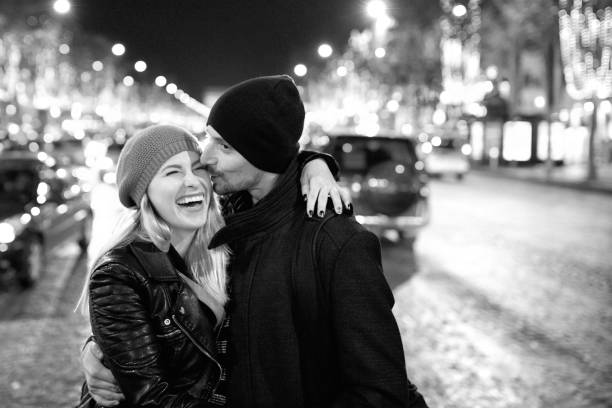 bacio adorabile in francia - paris france heterosexual couple couple french culture foto e immagini stock