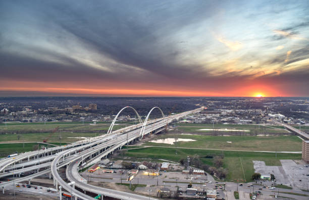 sunset beyond bridge en el centro de houston - south texas fotografías e imágenes de stock