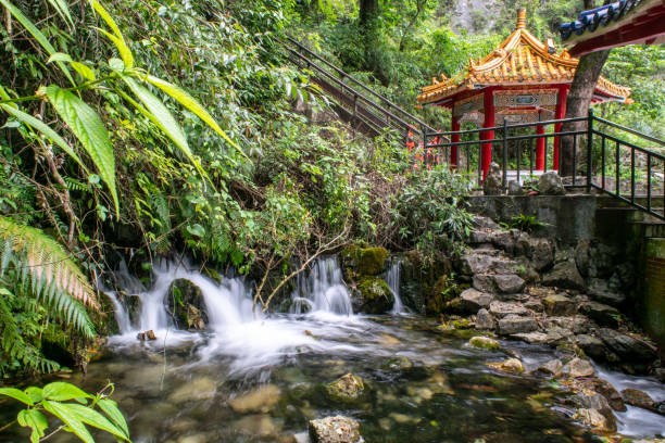 cascada y estanque cerca del templo chino en lush garden - taiwán - parque nacional de gorge taroko fotografías e imágenes de stock