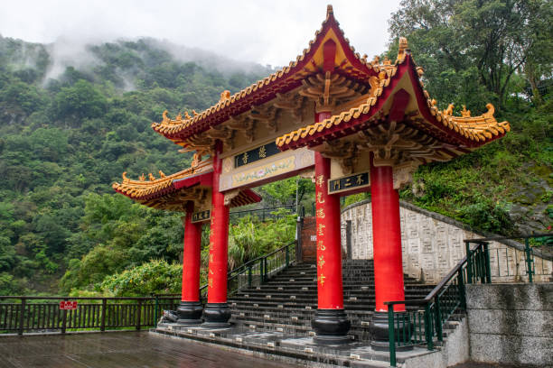 arco chinês tradicional do templo nas montanhas - landmarks roof staircase landscape - fotografias e filmes do acervo