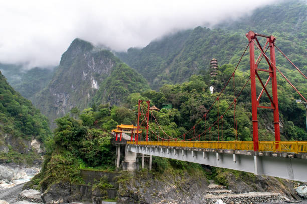 colorido puente peatonal sobre el río en el parque nacional taroko - parque nacional de gorge taroko fotografías e imágenes de stock