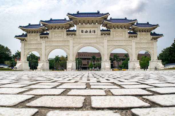 porta tradizionale taiwanese - taipei, taiwan - national chiang kai shek memorial hall foto e immagini stock