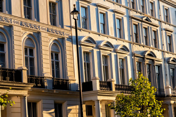 façade résidentielle d'appartements de luxe dans le centre-ville de londres - residential structure house luxury brownstone photos et images de collection