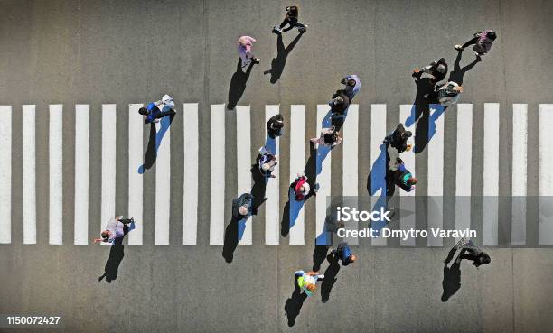 Antenne Fußgängerüberweg Oben Stockfoto und mehr Bilder von Menschen - Menschen, Luftaufnahme, Fußgängerübergang