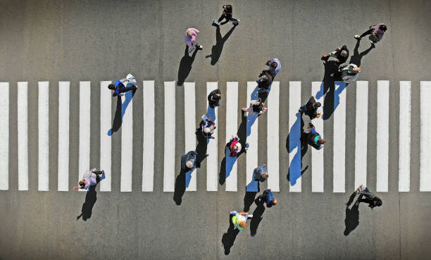 aérea. cruzamento pedestre do crosswalk, vista superior. - crossing - fotografias e filmes do acervo