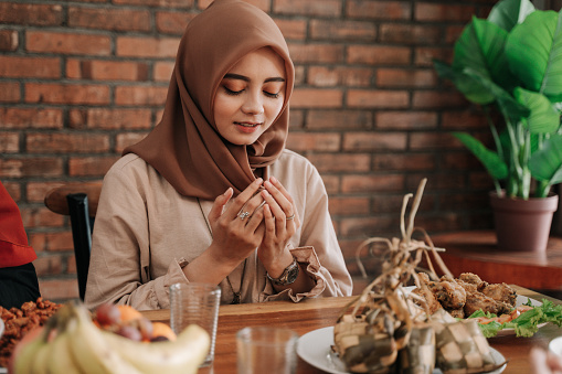 mujer abrir la palma de la mano y orar antes de comer photo