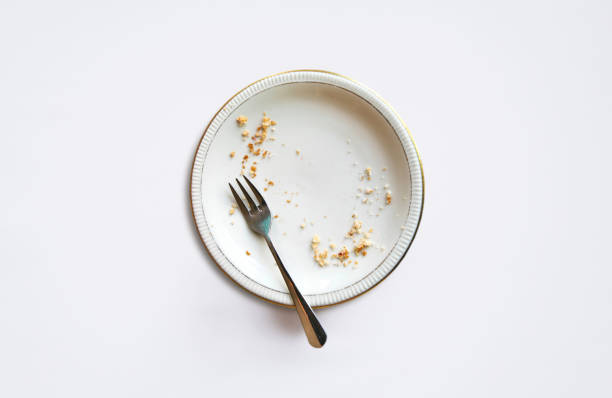 白の背景に食べた後、パンくずと空のプレート。 - plate crumb dirty fork ストックフォトと画像