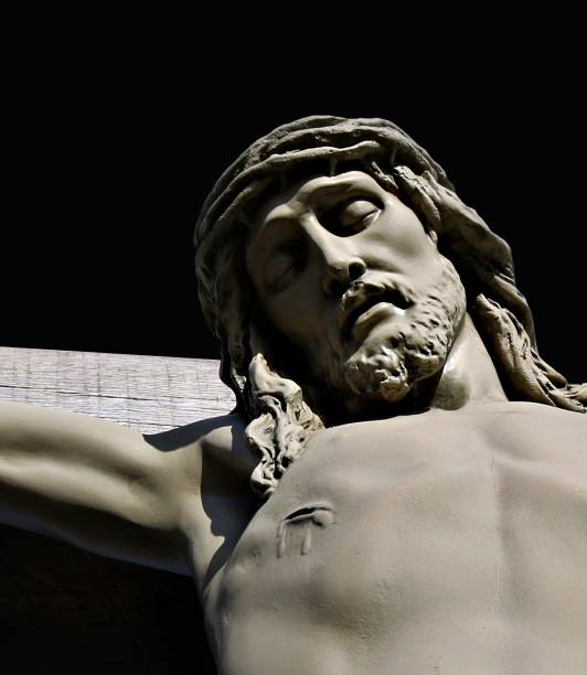 dettaglio del volto e della ferita di lancia della statua di gesù sulla croce - jesus christ cross old statue foto e immagini stock