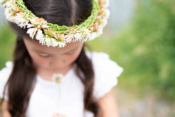 girl wearing a crown of white clover - coroa de flores imagens e fotografias de stock