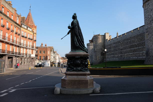 statue de la reine victoria devant le château de windsor sur un matin lumineux de printemps - curve road in front of sign photos et images de collection