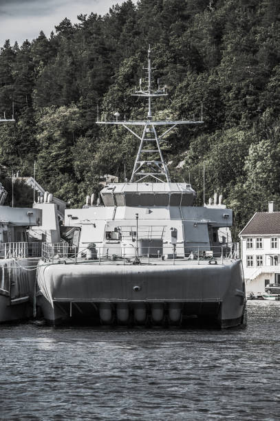 el ex-cazador de minas knm oksøy m340 de la armada noruega se estableció en kleven. - desminaje fotografías e imágenes de stock