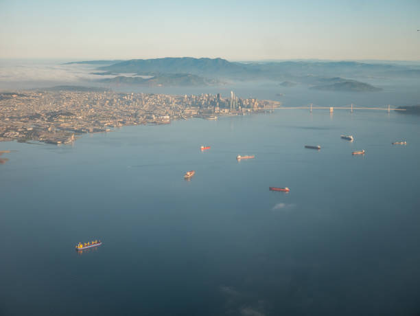 vista aérea de barcos grandes con el centro de san francisco en el fondo - golden gate bridge audio fotografías e imágenes de stock