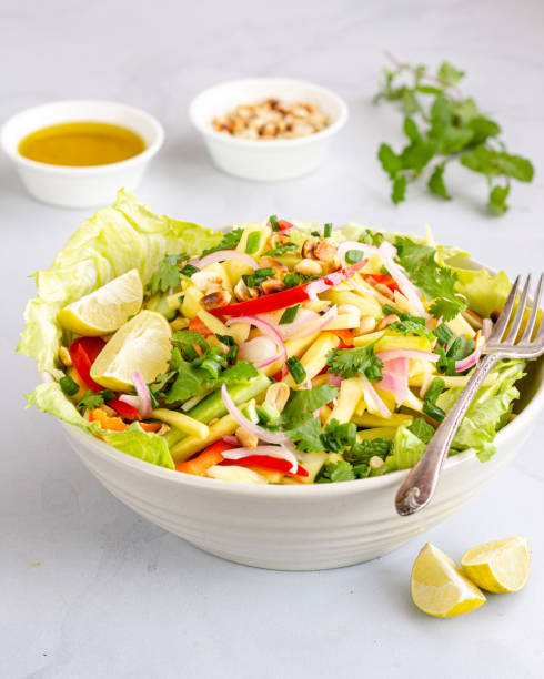 thai raw mango salad with roasted peanuts - vegan food - morning tomato lettuce vegetable imagens e fotografias de stock