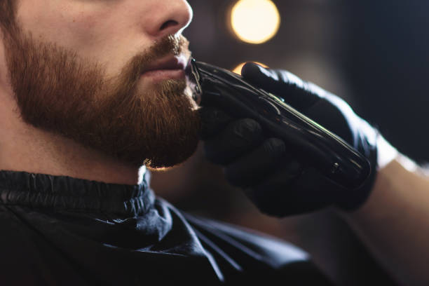 nähe von barbier-rasierer mann bart mit geraden stahl-rasiermesser klinge im barbershop. brutaler friseur bei der arbeit - 1474 stock-fotos und bilder