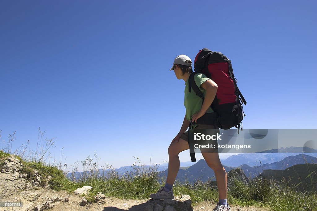 Magnifique touriste femme regardant loin, les Alpes, en Allemagne - Photo de Activité de loisirs libre de droits