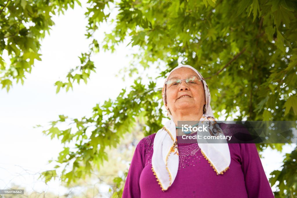 Portrait de sourire de femme aîné - Photo de Adulte libre de droits