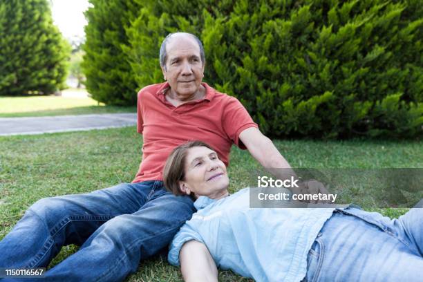 Photo libre de droit de Portrait De Couple Aîné Se Reposant banque d'images et plus d'images libres de droit de 65-69 ans - 65-69 ans, Activité romantique, Adulte