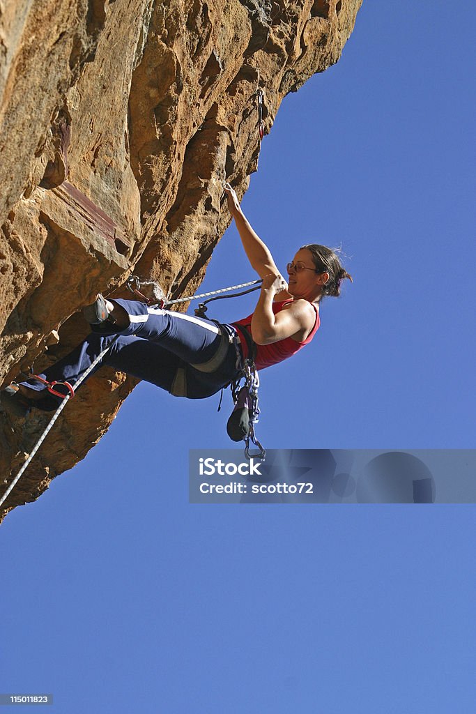 Femme rockclimbing - Photo de Abrupt libre de droits