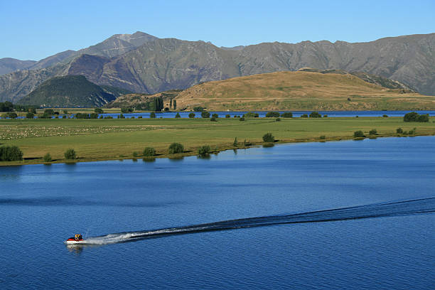 jetski no lago wanaka - wake jet boat water water sport imagens e fotografias de stock