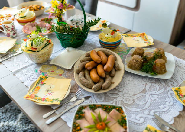 plats traditionnels de l’europe de l’est à l’occasion de pâques. - horseradish homemade eating food and drink photos et images de collection