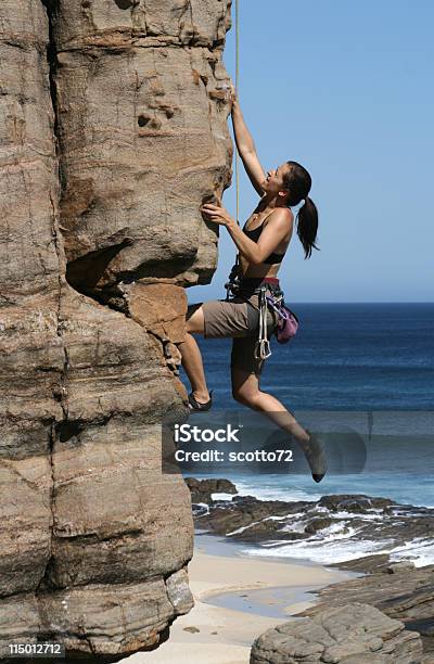 Frau Rockclimbing Stockfoto und mehr Bilder von Abseilen - Abseilen, Klettern, Weibliche Person