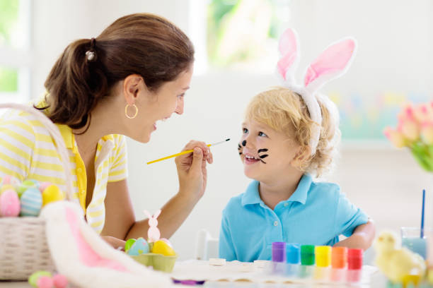 matriz e miúdos, ovos de easter da coloração da família. - face paint child paint rabbit - fotografias e filmes do acervo