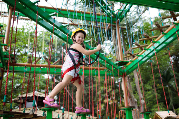 criança no parque da aventura. miúdos que escalam a fuga da corda. - education high up sport sports helmet - fotografias e filmes do acervo