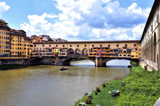 мост понте веккьо во флоренции, италия - renaissance period стоковые фото и изображения