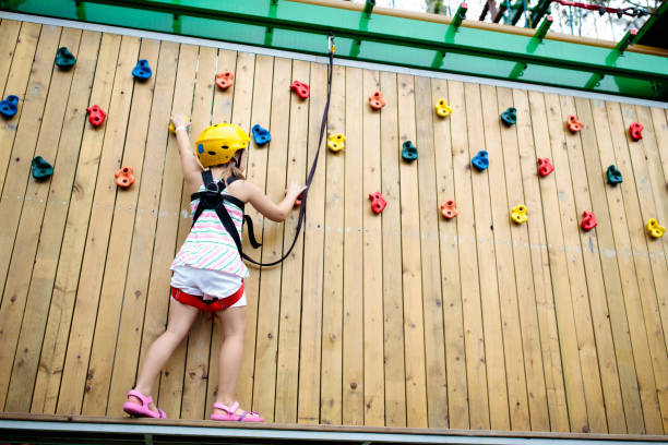 criança no parque da aventura. miúdos que escalam a fuga da corda. - education high up sport sports helmet - fotografias e filmes do acervo