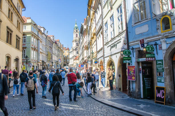 überfüllte straße im prager viertel - tourist day prague crowd stock-fotos und bilder