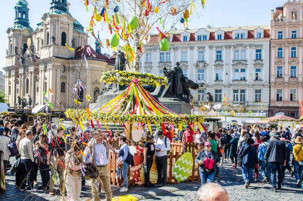 menschenmenge am prager altstädter platz - tourist day prague crowd stock-fotos und bilder