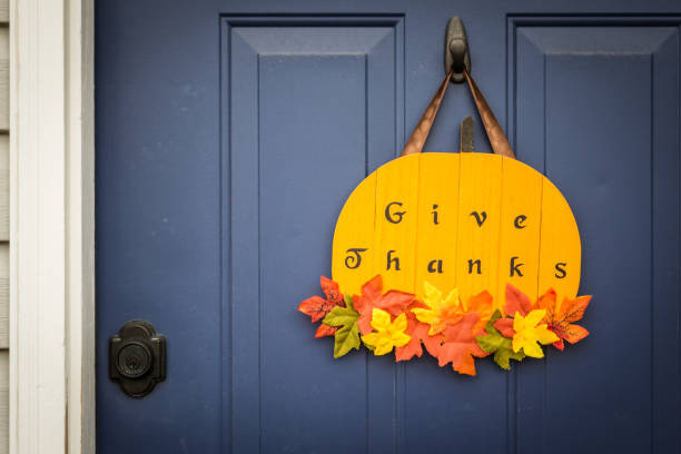 décoration de porte de thanksgiving - gracious photos et images de collection