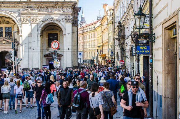 賑わうストリートダウンタウンプラハ - tourist day prague crowd ストックフォトと画像