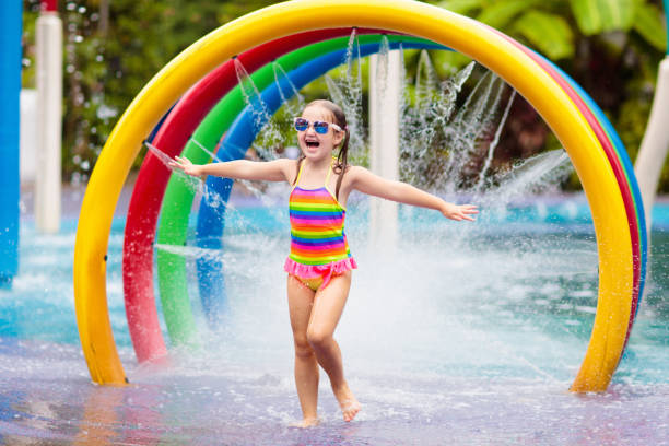 kinder im aqua park. kind im schwimmbad. - amusement park family water slide child stock-fotos und bilder