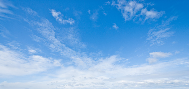 Nubes cirrus en un cielo azul photo