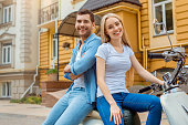 junges-ehepaar-auf-roller-unterwegs.jpg?b=1&s=170x170&k=20&c=hQCAtuqiNaNvgi-ihBXTca6RpVw7YjYeIh-u4Aiv2iA=