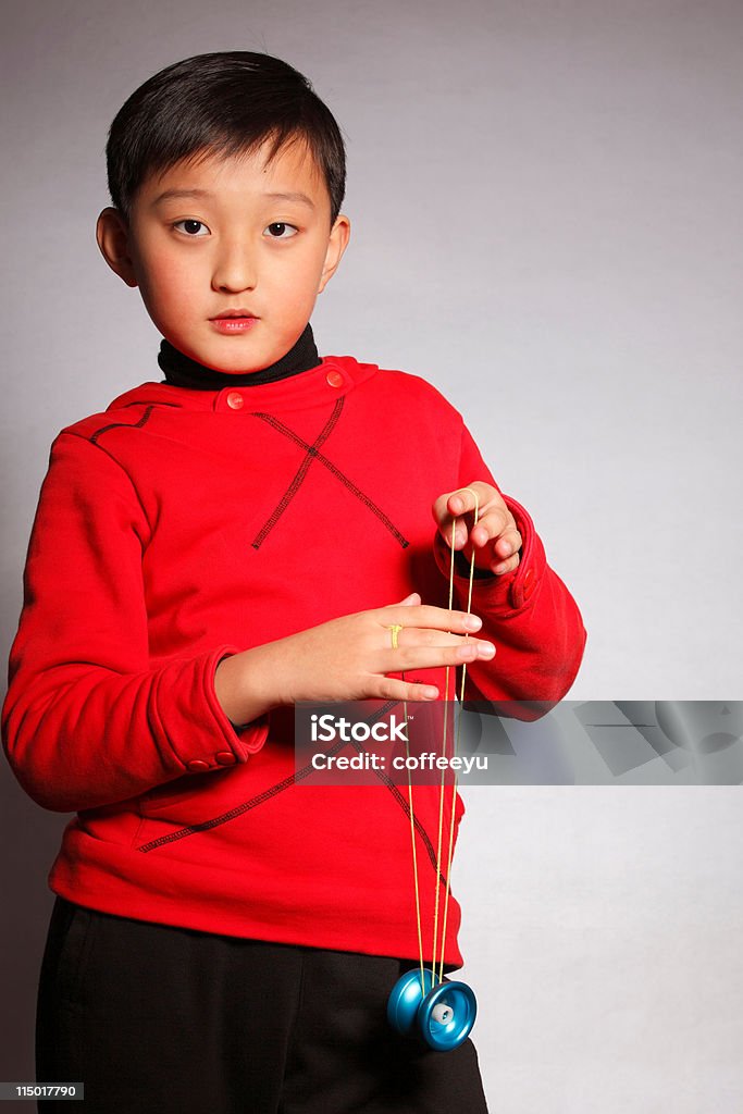 Foto de Menino Jogando Yoyo e mais fotos de stock de Ioiô - Ioiô