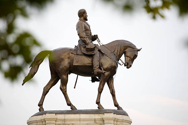 Robert E. Lee Statue On Monument Avenue, Richmond Virginia Statue Of Robert E. Lee In Richmond, Virginia the general lee stock pictures, royalty-free photos & images