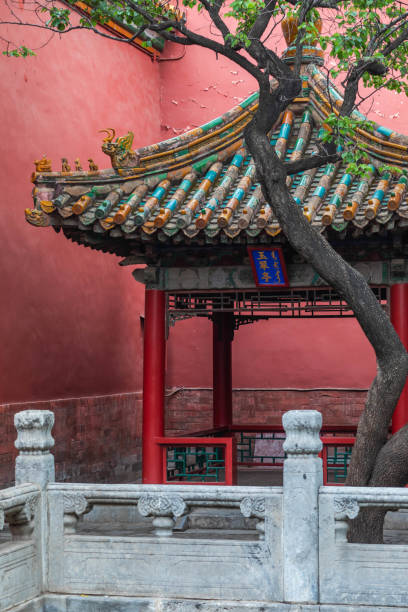 pabellón chino de estilo tradicional con techo colorido - photography metal traditional culture full fotografías e imágenes de stock