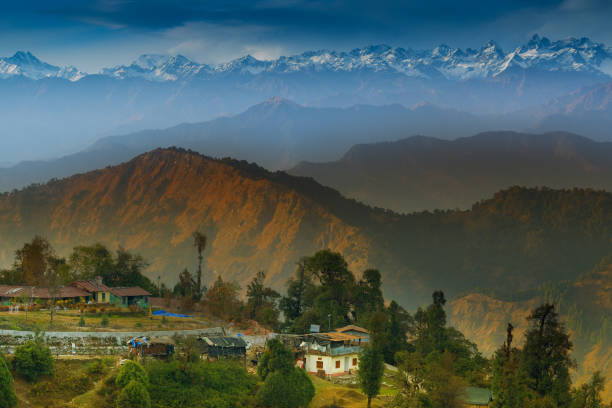 chaukhamba sunset - himalayas fotografías e imágenes de stock