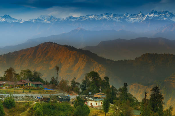chaukhamba sunset - mountain himalayas india mountain range imagens e fotografias de stock