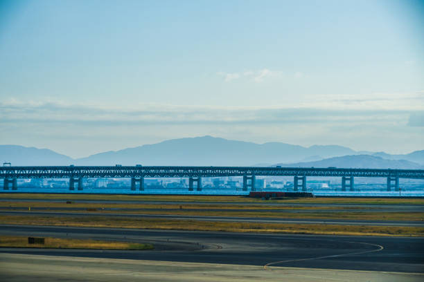 Osaka skyline visible from Kansai International Airport Osaka skyline visible from Kansai International Airport. Shooting Location: Osaka prefecture 飛行機 stock pictures, royalty-free photos & images