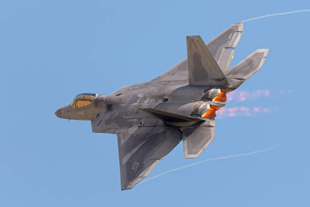 f-22 랩 터는 높은 g 기동으로 날개 끝과 애프터 버너에 응축 트레일이 형성 되어 - fighter plane jet military airplane afterburner 뉴스 사진 이미지