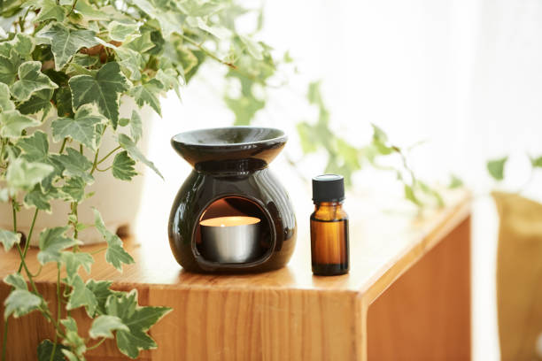 đèn hương thơm và tinh dầu - máy khuếch tán hương liệu hình ảnh sẵn có, bức ảnh & hình ảnh trả phí bản quyền một lần