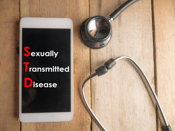 medizinische und gesundheitliche behandlung konzept, std sexuell übertragene krankheit - chlamydia condom sexually transmitted disease sex stock-fotos und bilder