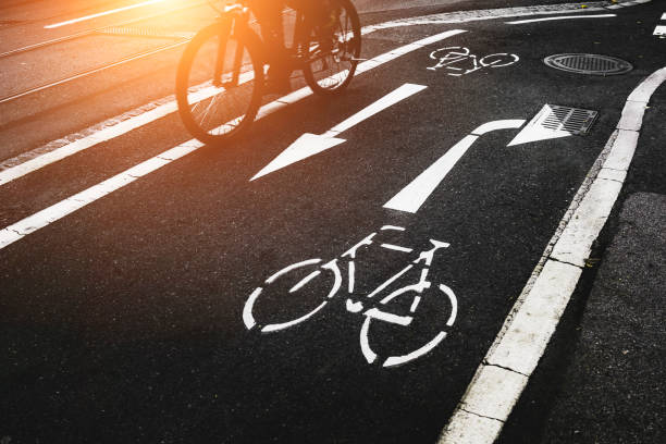 도시에 있는 시멘트도로에 자전거 차선 - urban scene red diminishing perspective bicycle 뉴스 사진 이미지