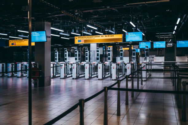 ankunft immigration passport control point in amsterdam schiphol - border control stock-fotos und bilder